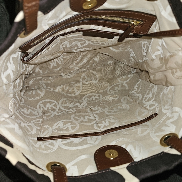 Michael Kors Giraffe Print Tote w/Dust Cover - Picture 13 of 13